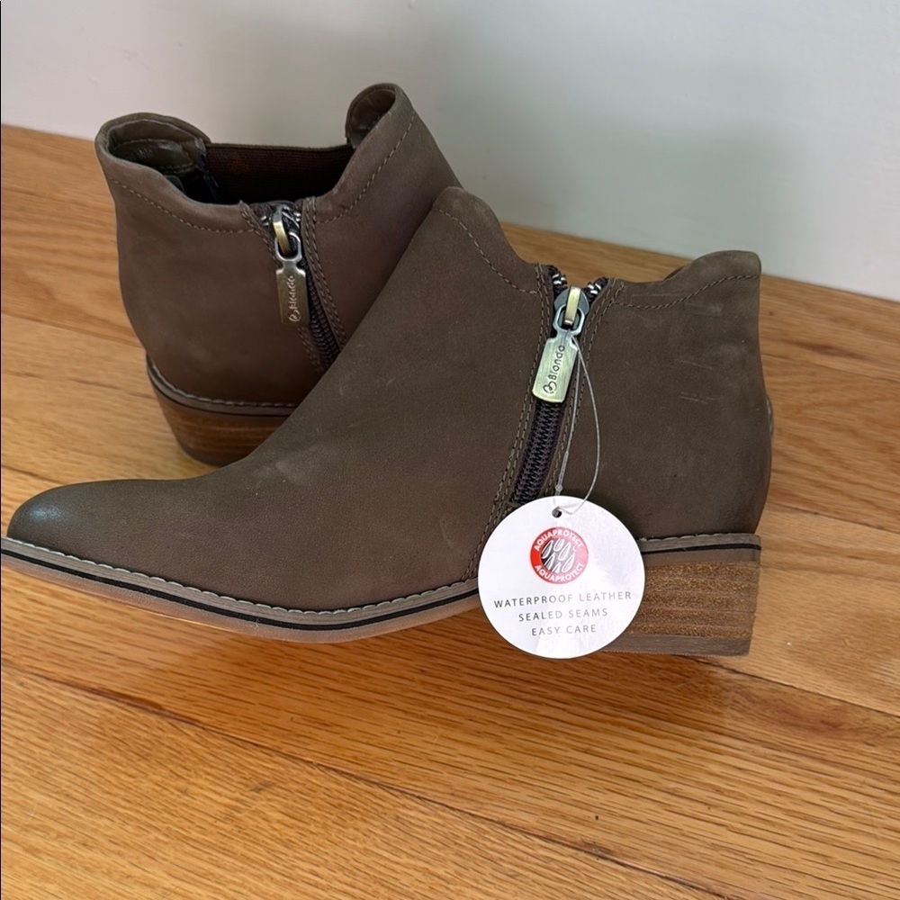 NWT Blondo Brown Chelsea Boots Ankle Height Suede - Picture 2 of 9